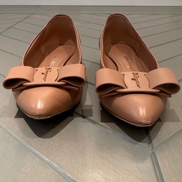 Salvatore Ferragamo Nude/Tan Leather Pointed-Toe Bow Flats - Picture 6 of 14